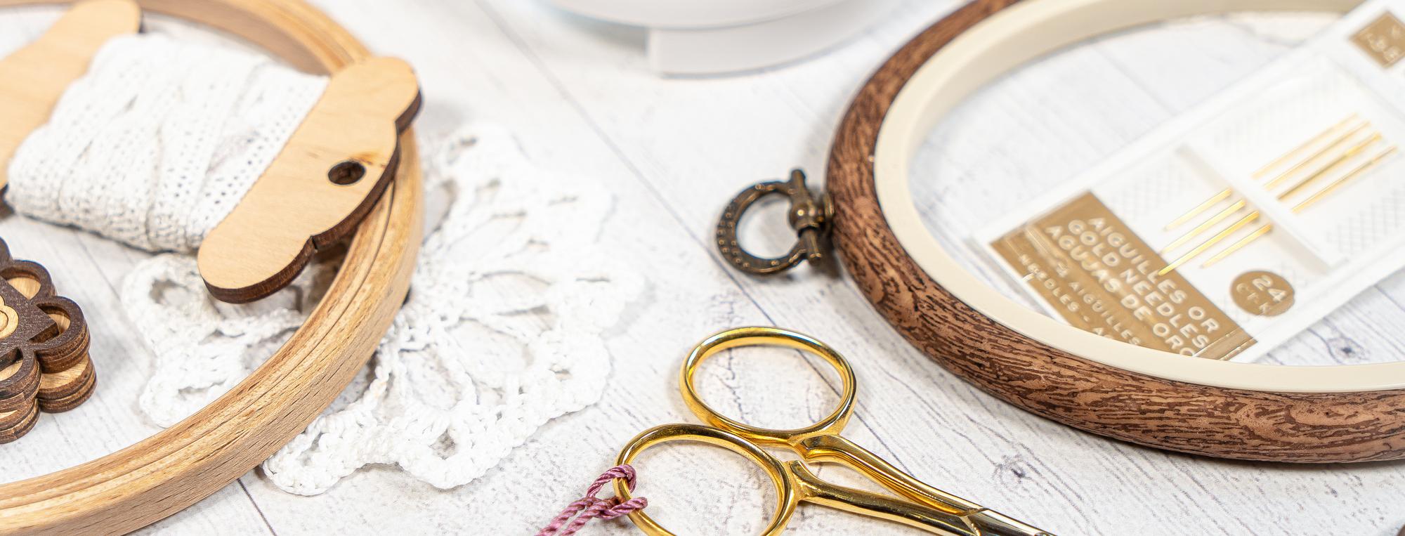 Eleganckie atelier haftu z narzutą i niciami